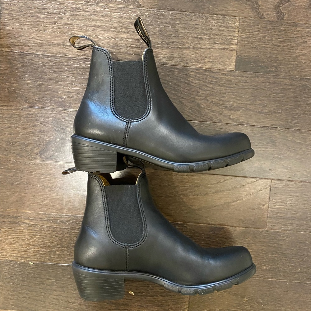 Blubdstone heeled boot size 5 New with box